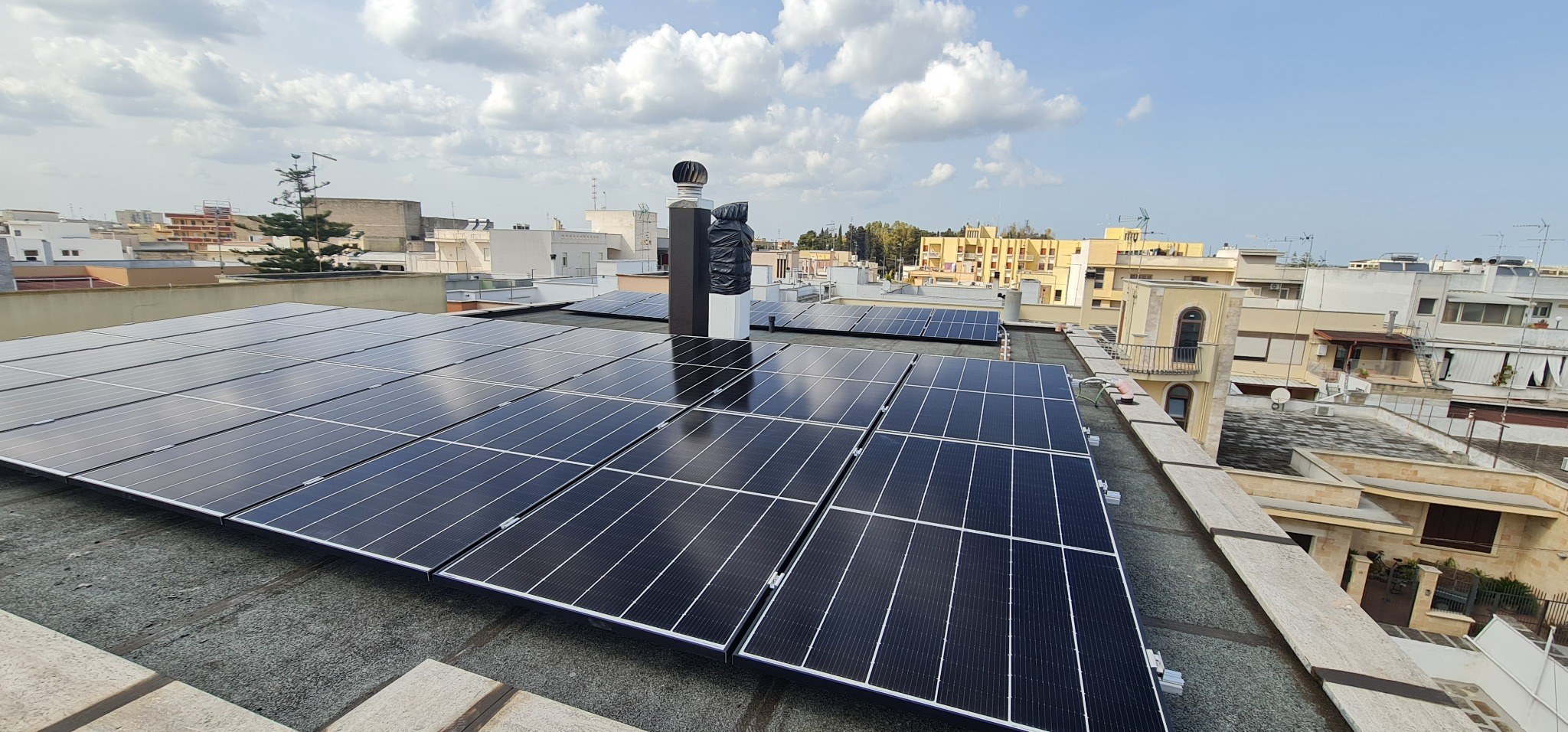 Impianto fotovoltaico residenziale su tetto piano in città