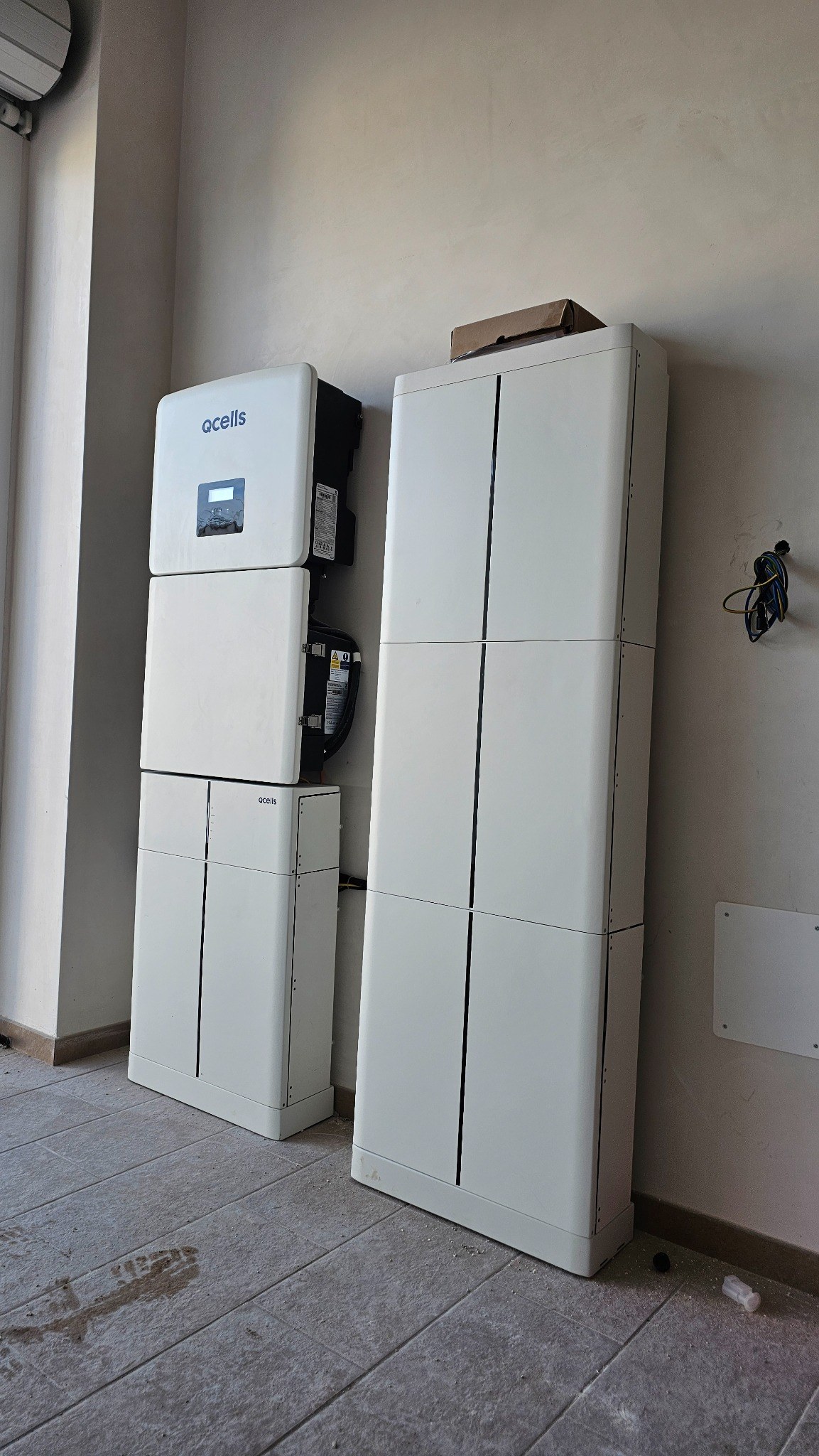 Inverter e batterie di accumulo Qcells installati in ambiente tecnico