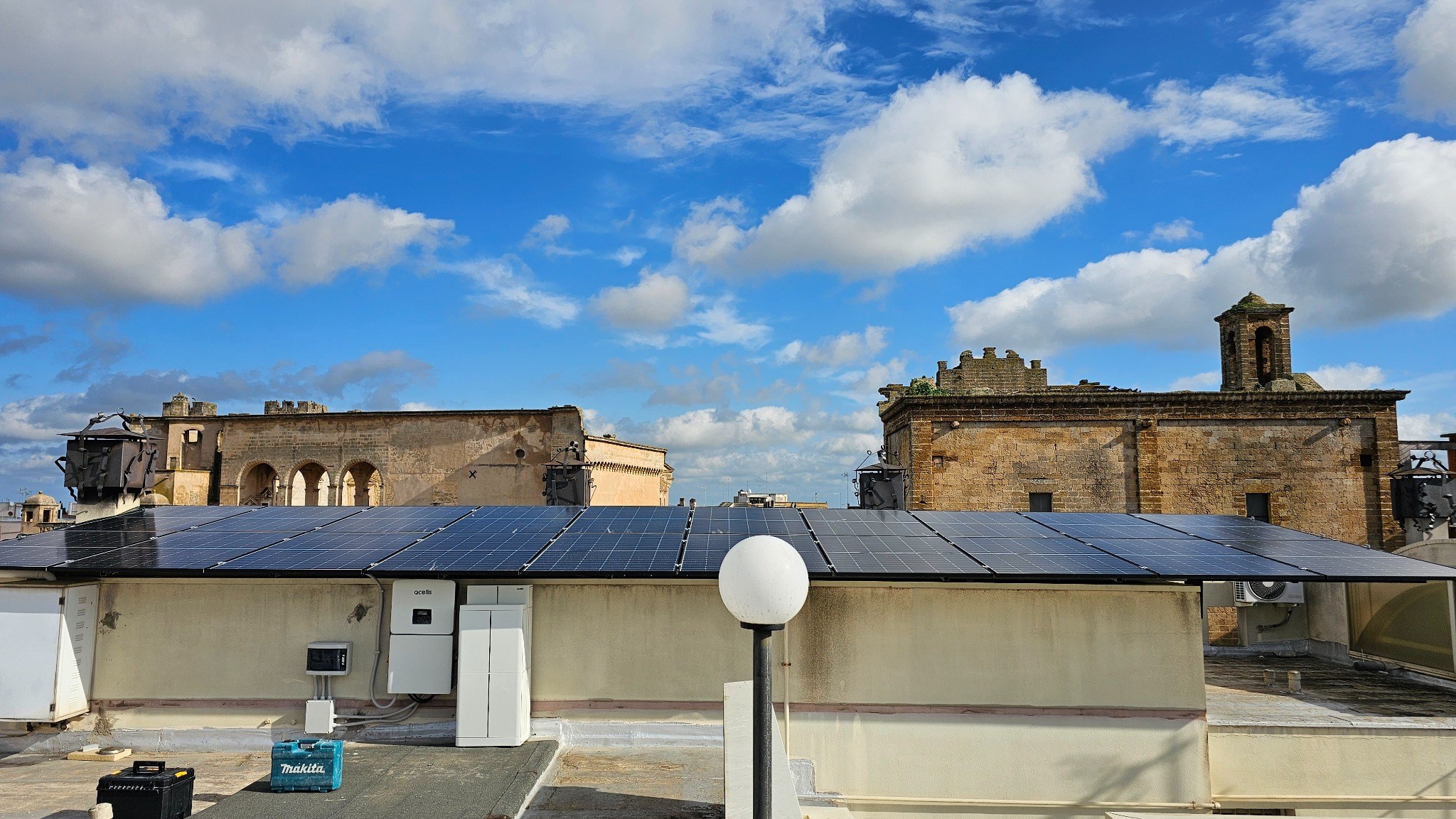 Impianto fotovoltaico con accumulo su copertura in centro storico