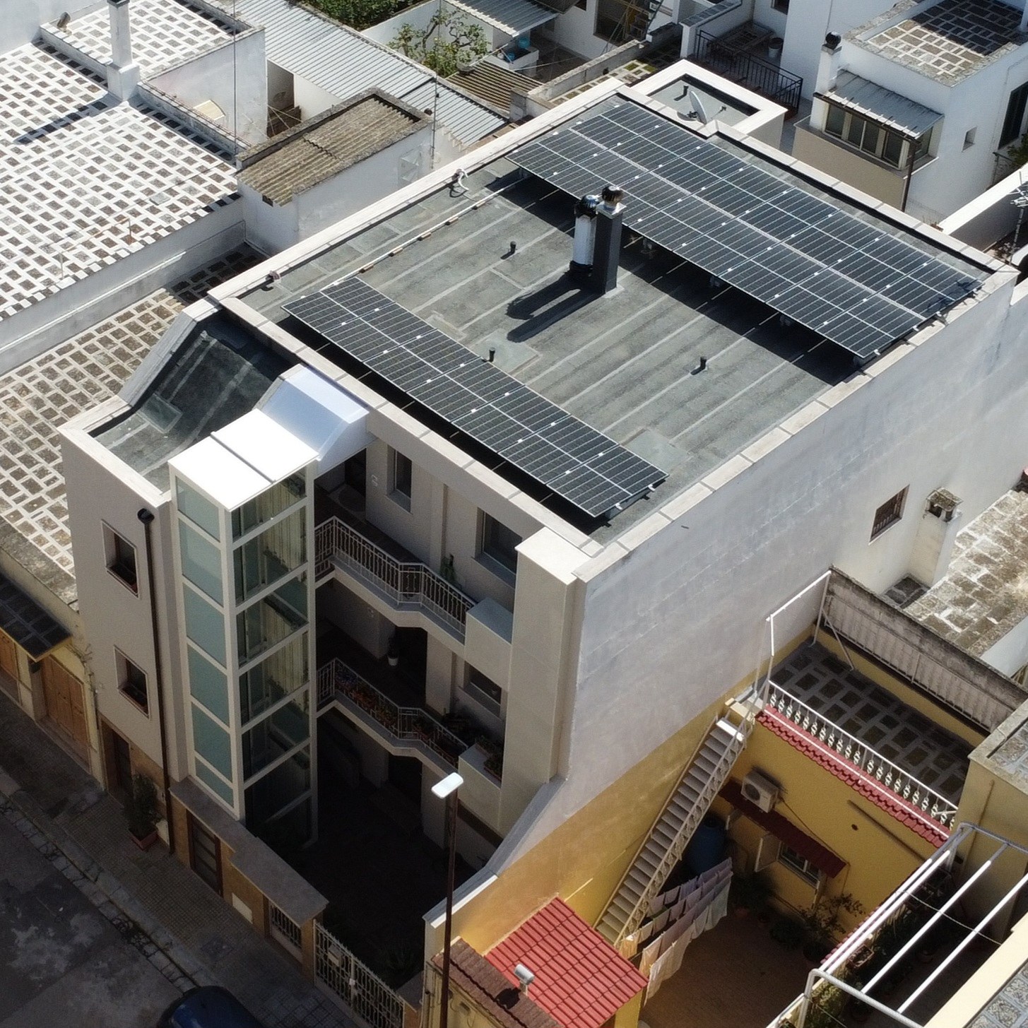 Vista aerea di edificio urbano con impianto fotovoltaico in copertura