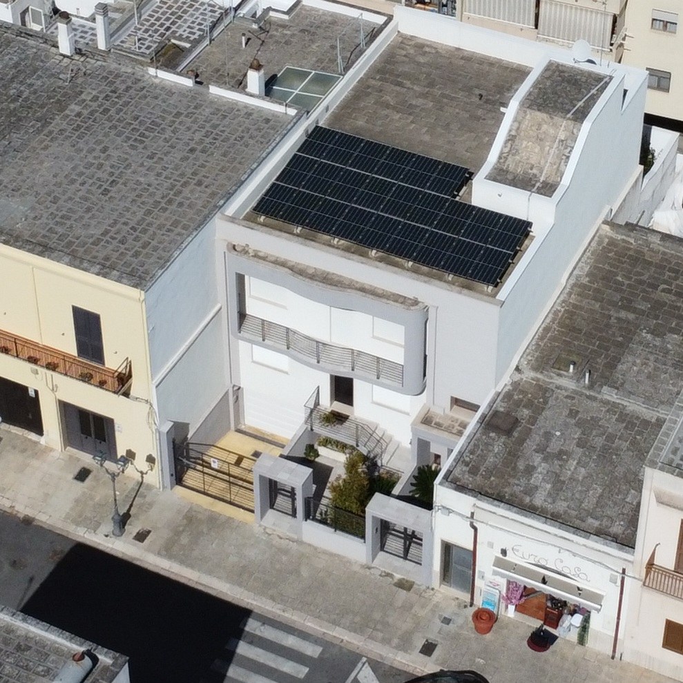 Vista aerea di abitazione con impianto fotovoltaico sul tetto