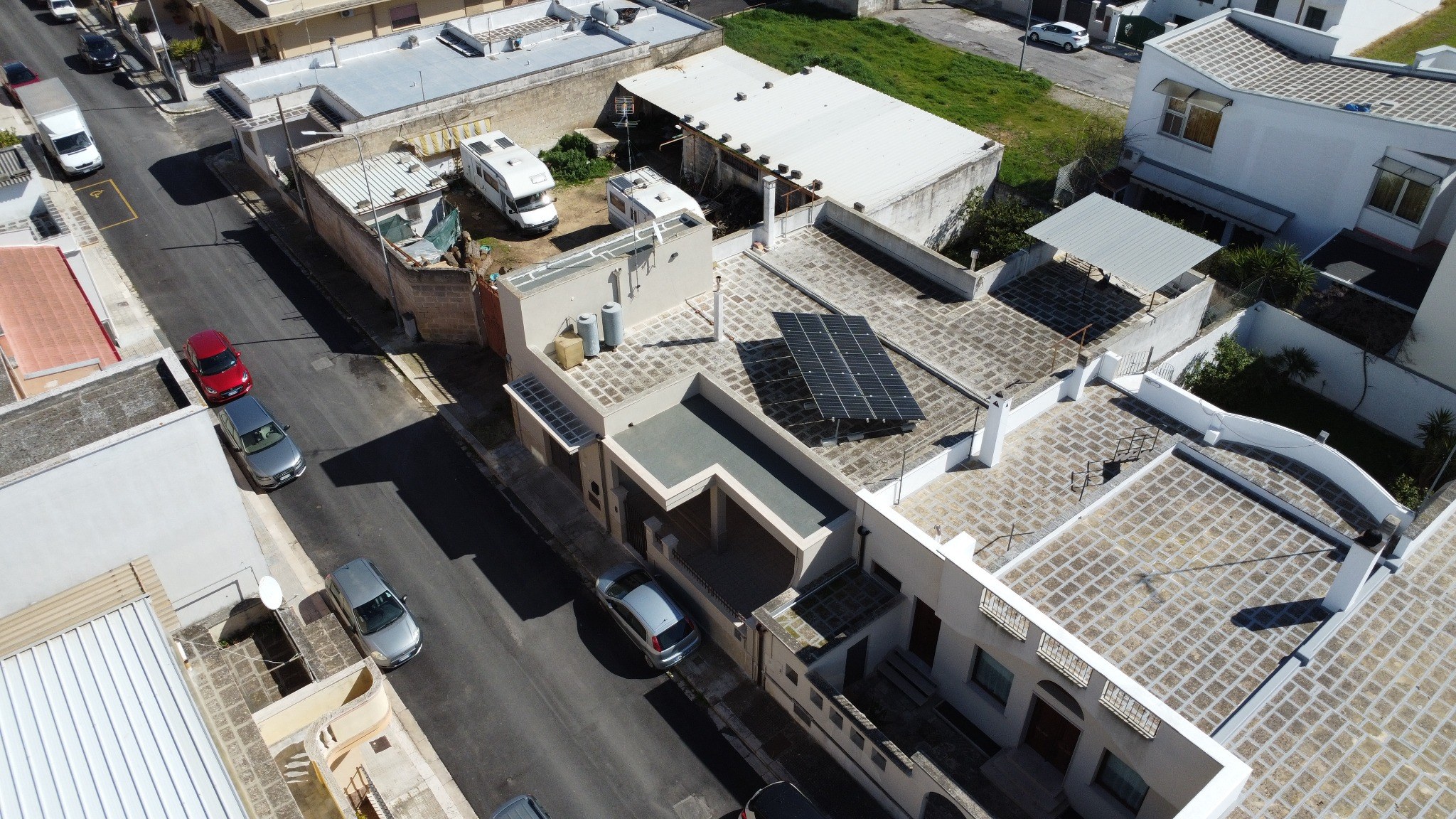 Vista aerea di edificio residenziale con impianto fotovoltaico su copertura
