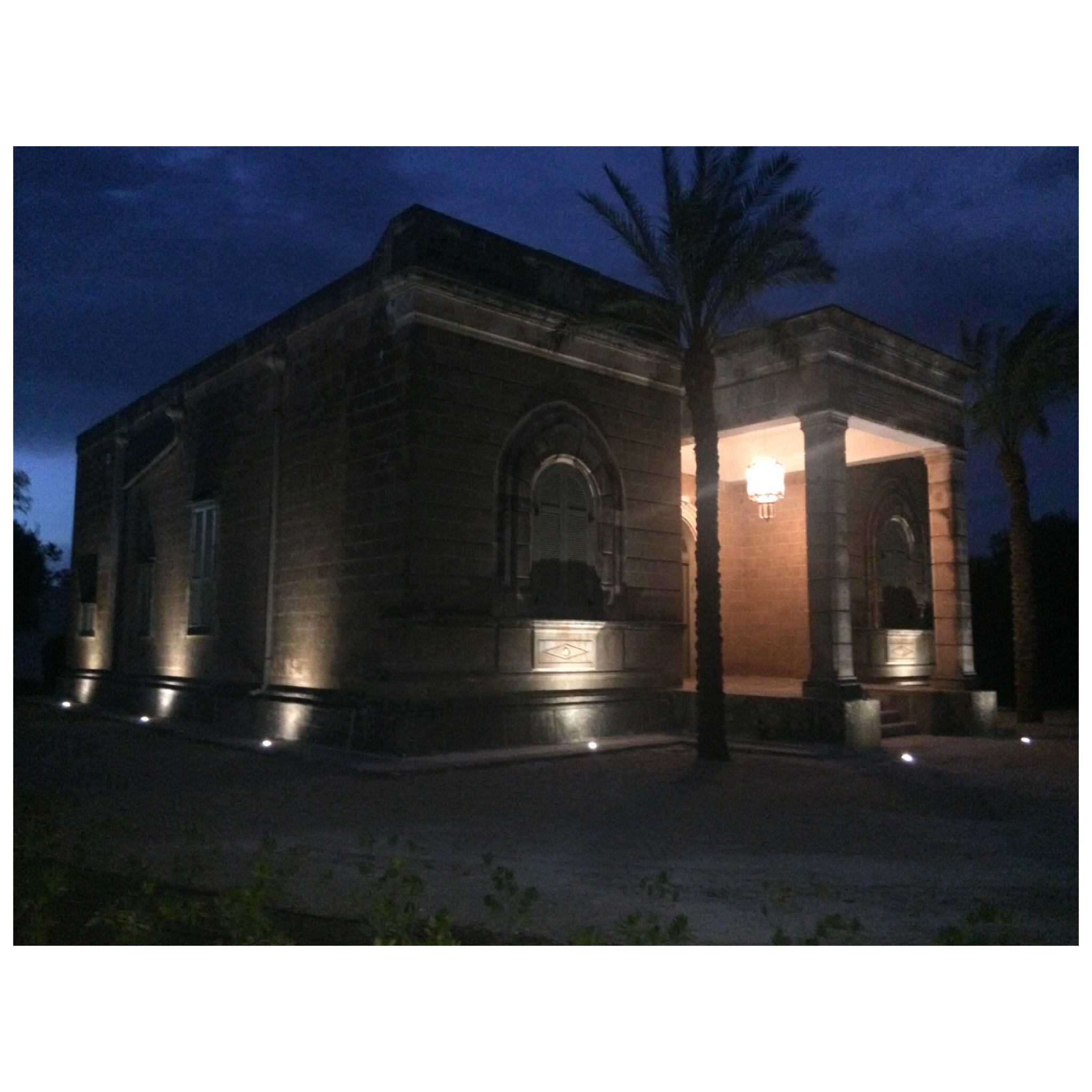 Villa storica: facciata esterna illuminata di notte