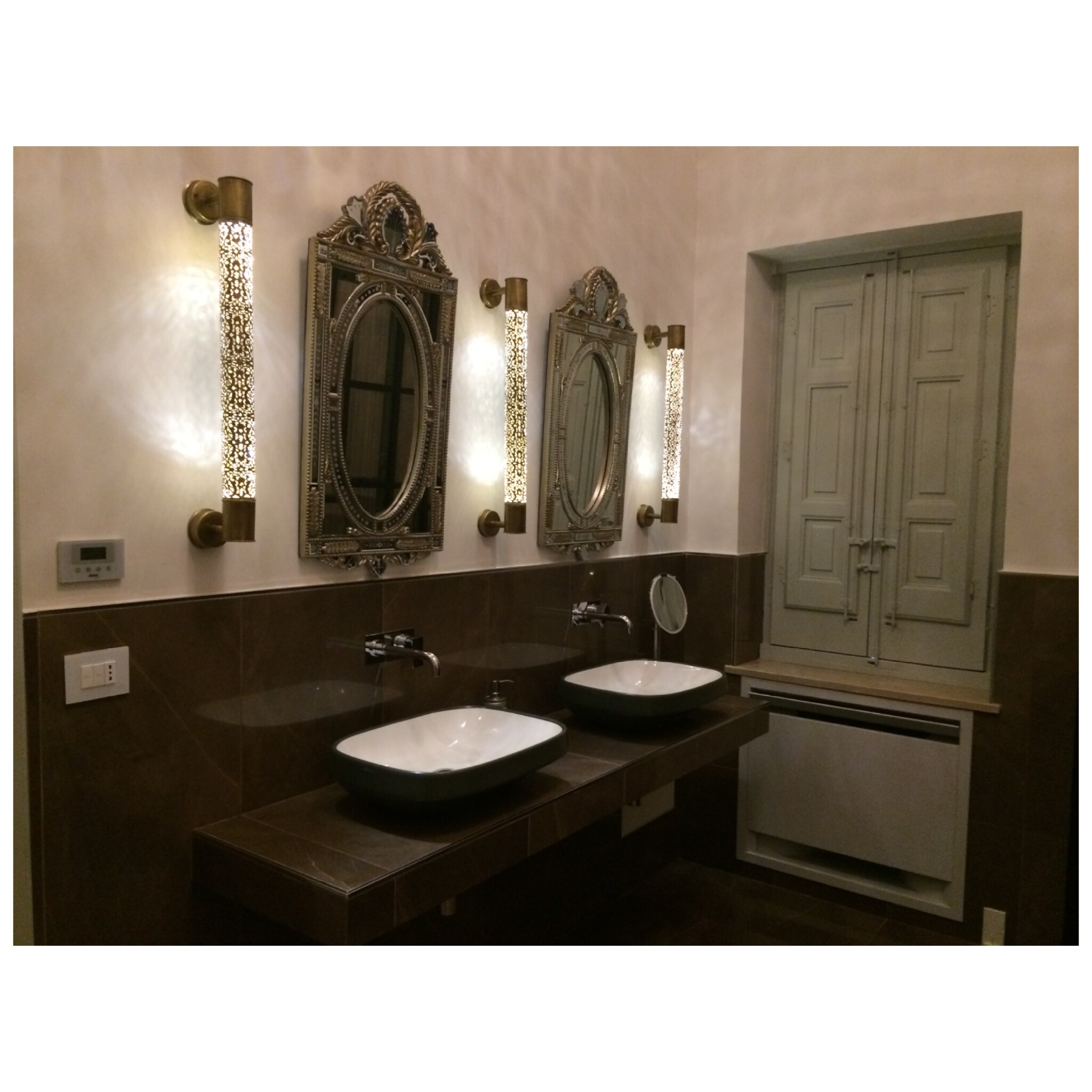 Villa storica: bagno con specchi e illuminazione decorativa