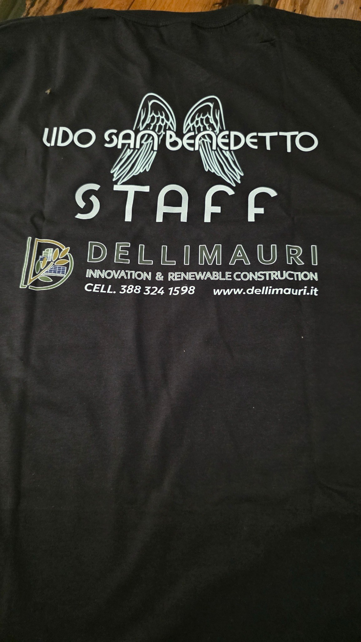 Maglietta dello staff del Lido San Benedetto con logo DELLIMAURI