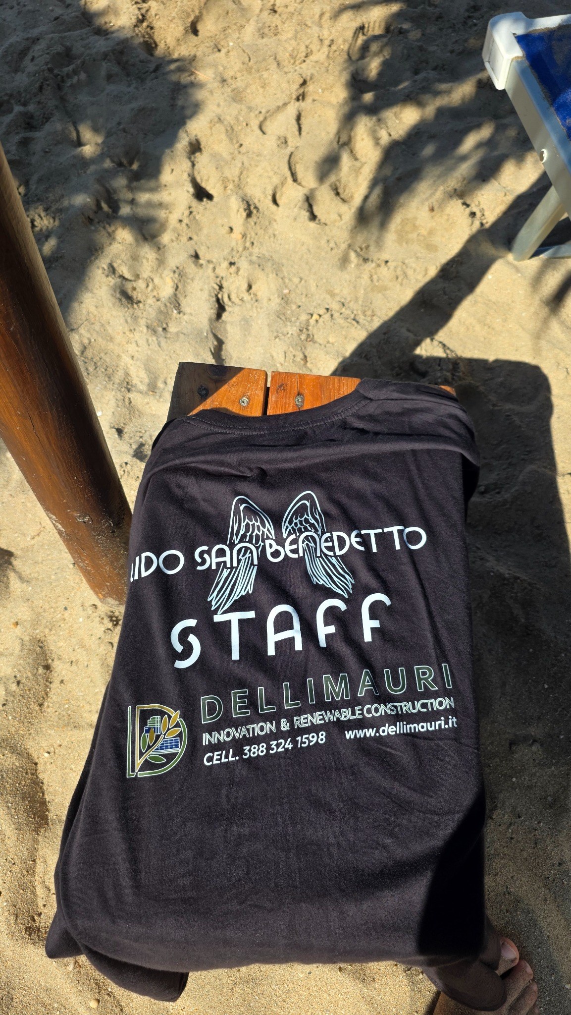 Maglietta Lido San Benedetto e DELLIMAURI sulla spiaggia